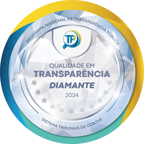 Selo em formato circular, composto pelas cores azul e cinza, pelo logo TP, sobre uma bandeira, e pelos textos "Diamante", "Qualidade em Transparência", "Sistema Tribunais de Contas", "Programa Nacional de Transparência Pública" e "2022".