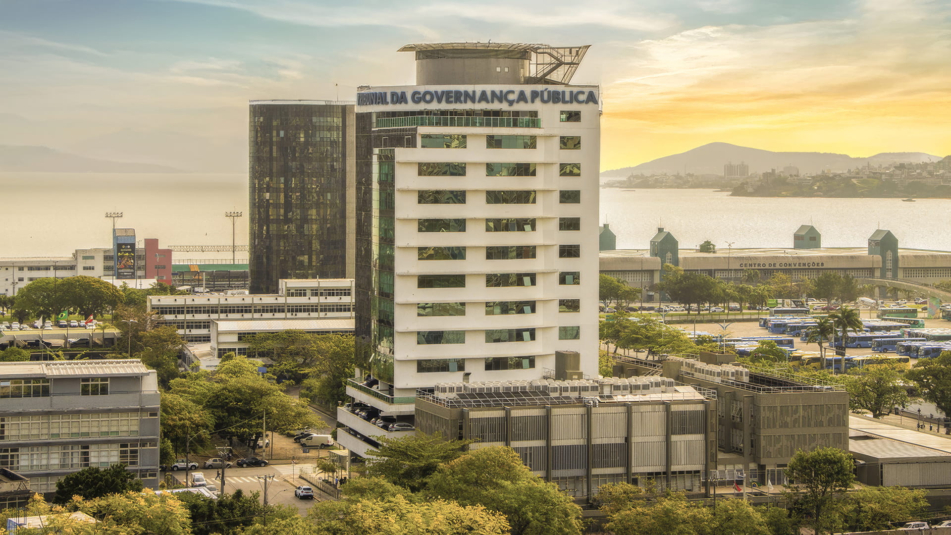 Imagem da sede do TCE/SC e de construções do entorno.