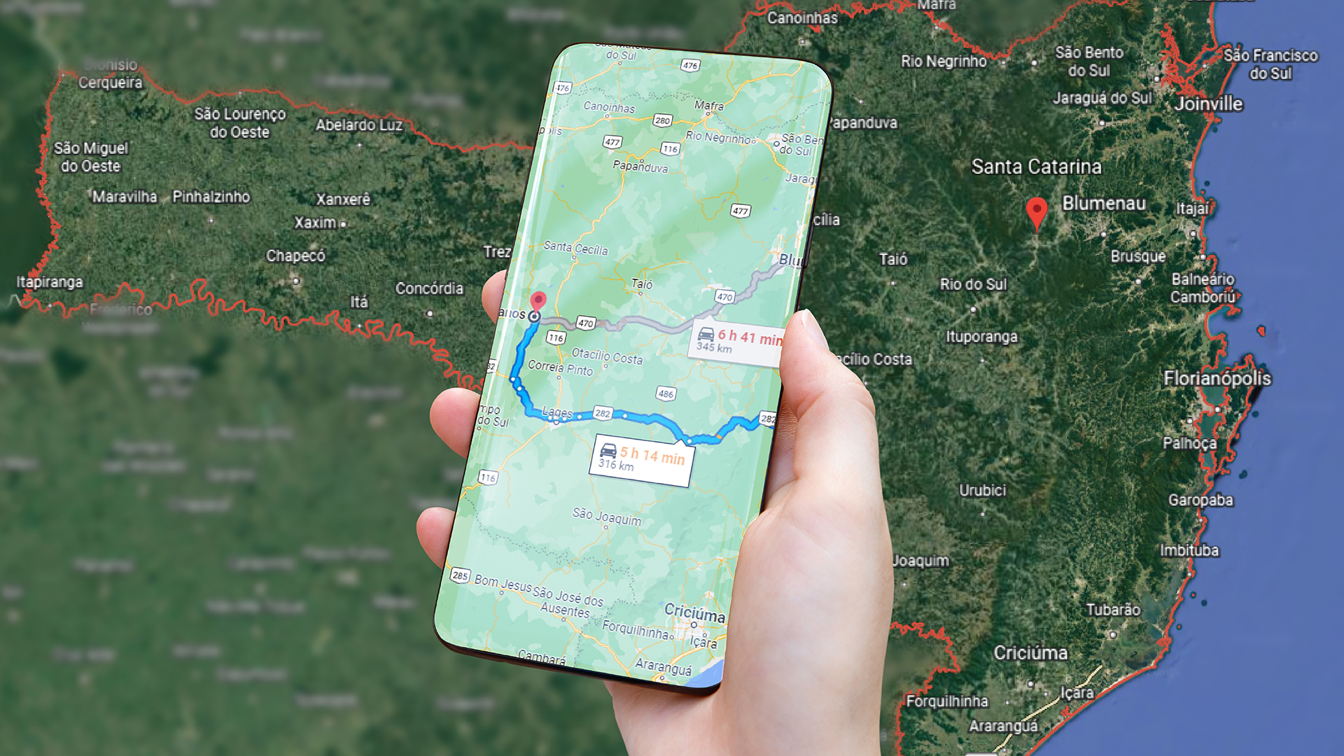 Imagem do mapa de Santa Catarina e, em primeiro plano, de uma mão de uma pessoa branca segurando o celular. Na tela, uma localização no google maps.